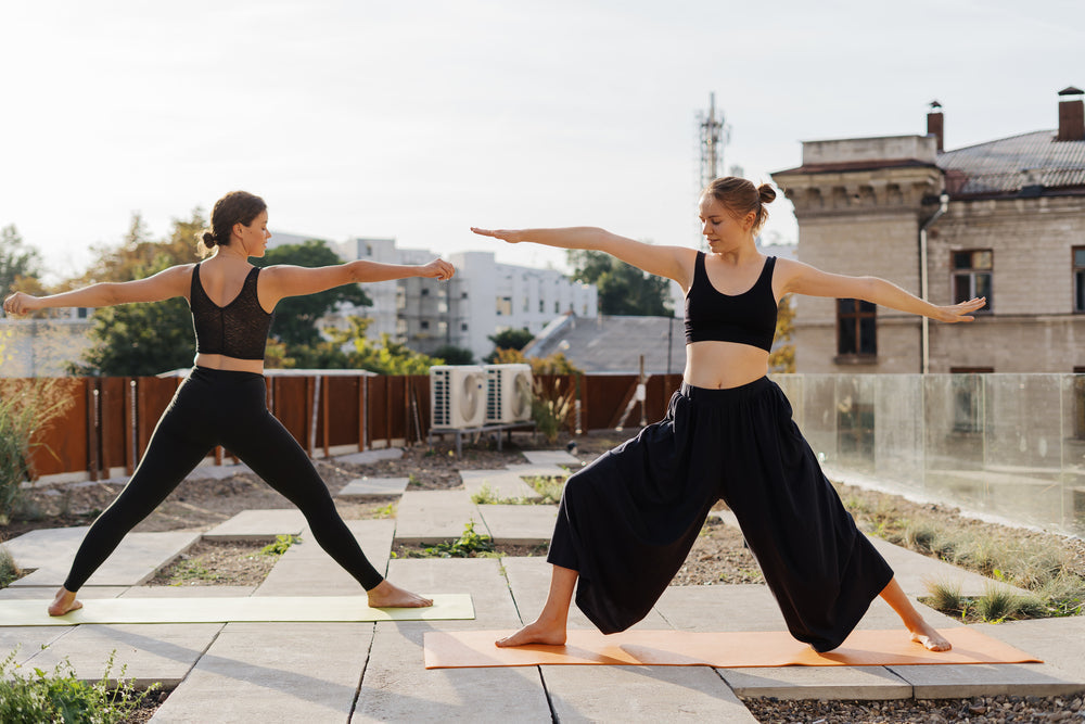 Loose-Fit vs Fitted Yoga Clothing: Which Supports Better Movement?