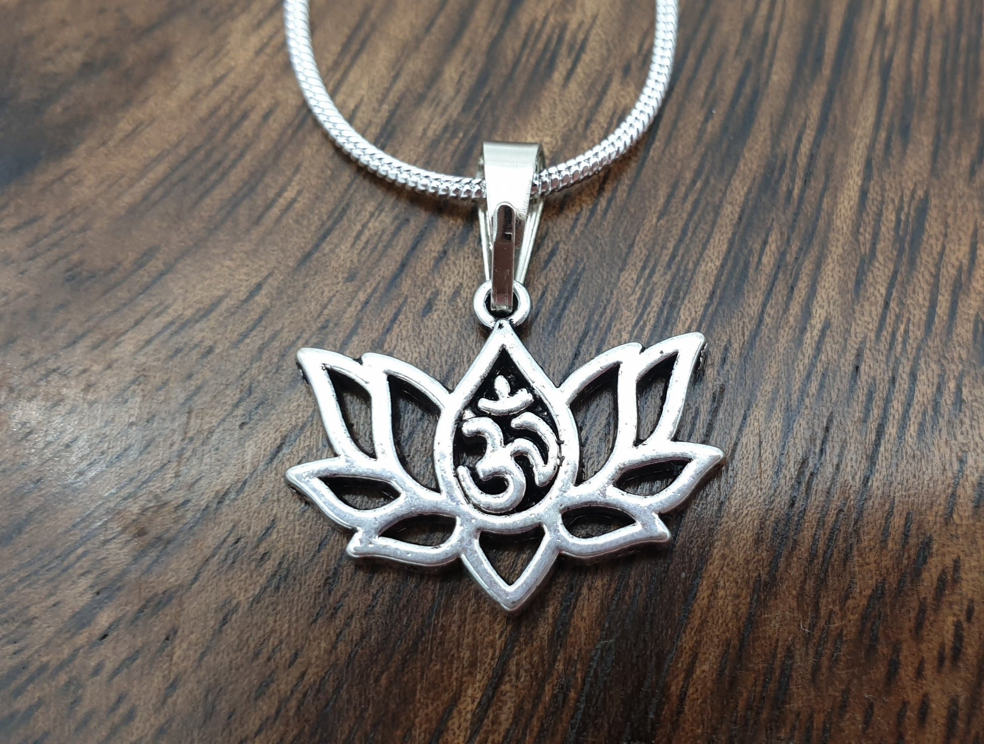 Lotus Om Necklace – 92.5% Silver