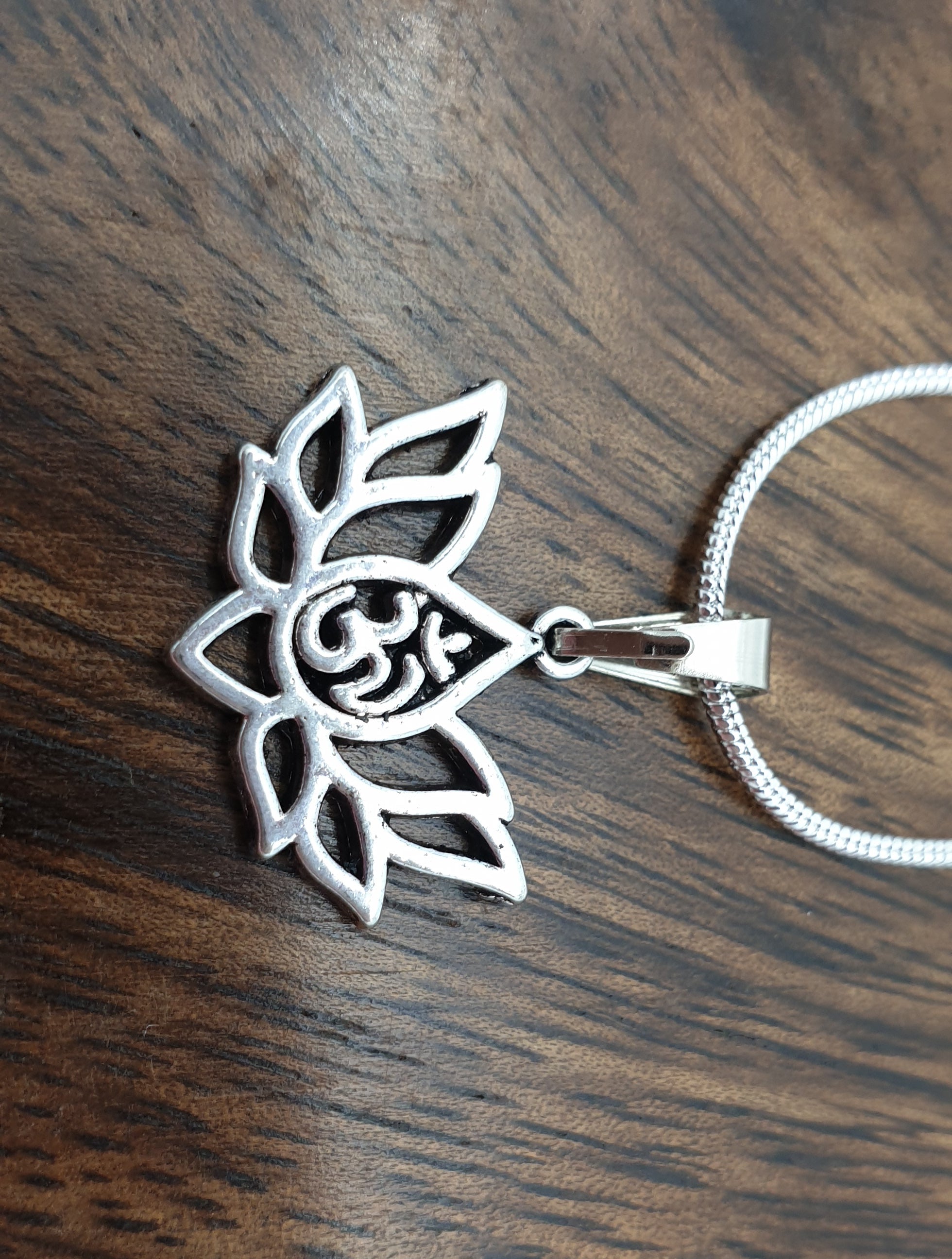 Lotus Om Necklace – 92.5% Silver