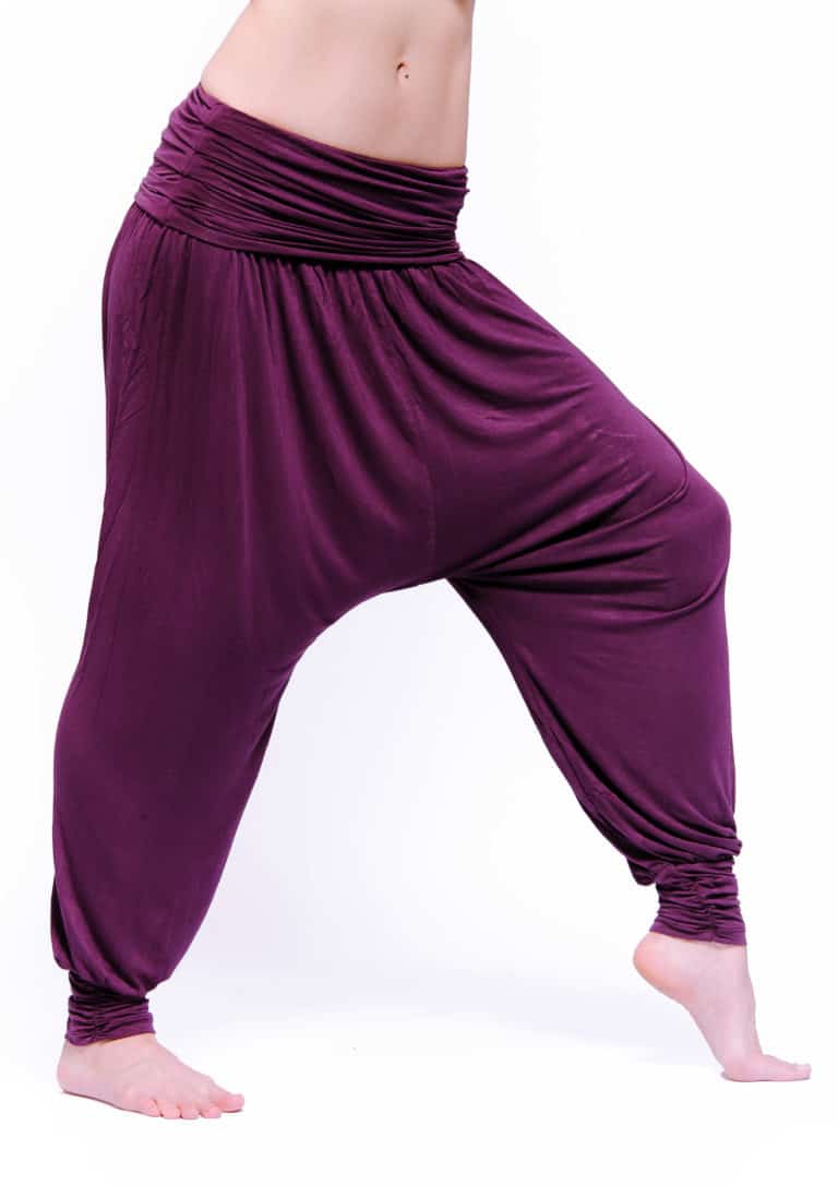 Baggy hippy pants for yoga in plum purple with wide waistband and elasticated cuffs